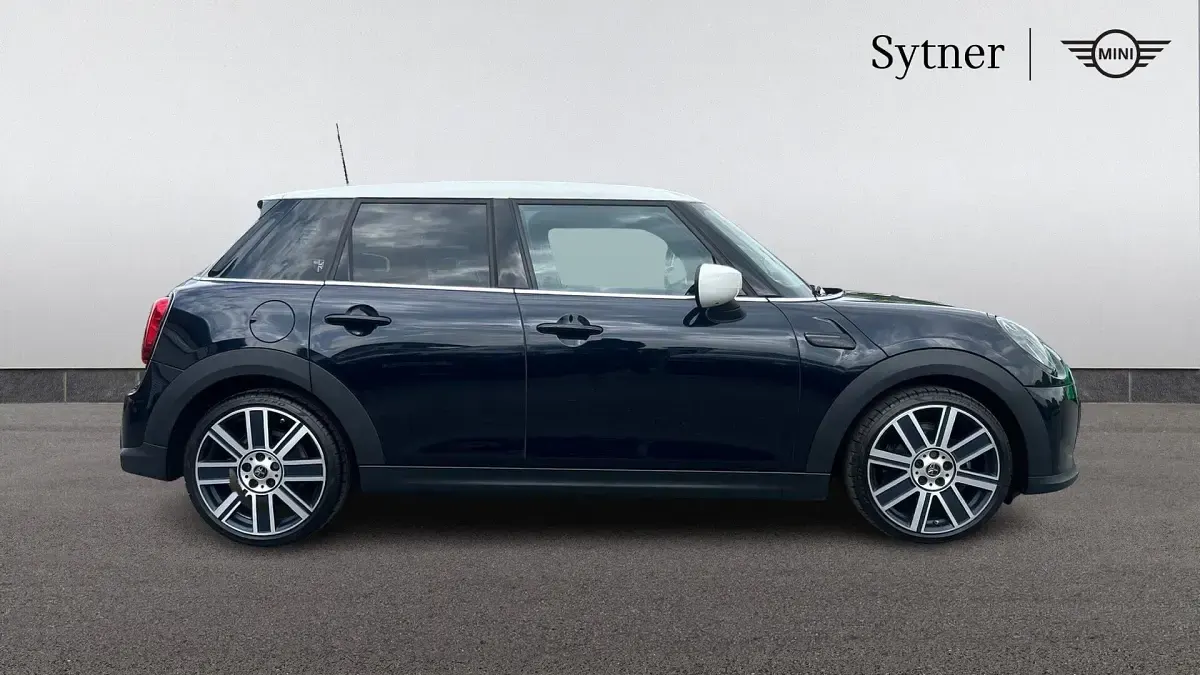 Usado Mini Cooper Exclusive 134 CV (98 kW) 2023 Negro Utilitario
