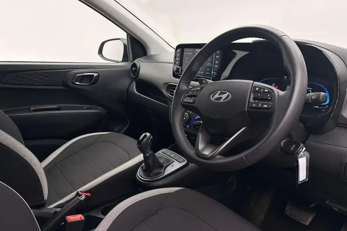 Used Hyundai i10 Advanced 63 HP (46 kW) 2025 Black Hatchback