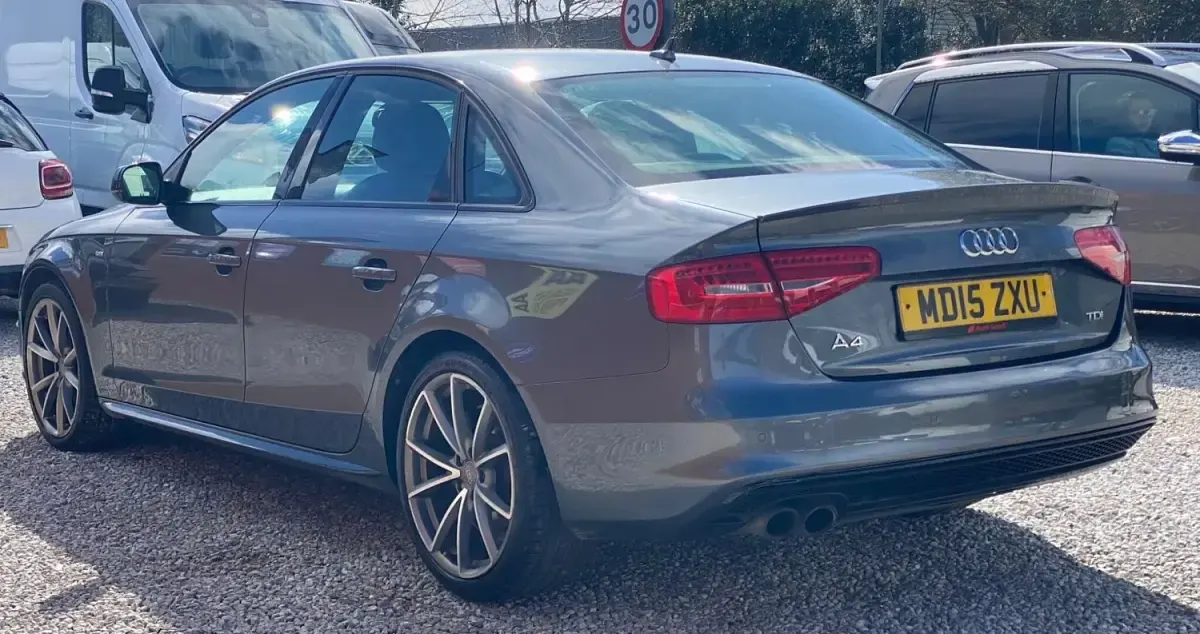 Usado Audi A4 Black Edition 177 HP (130 kW) 2015 Cinzento Sedan