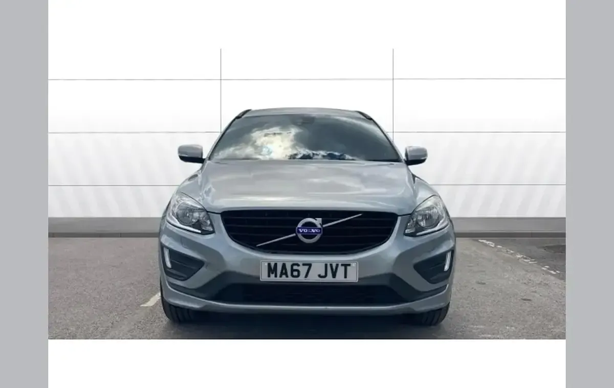 Used Volvo XC60 R-Design 187 HP (137 kW) 2017 Silver SUV