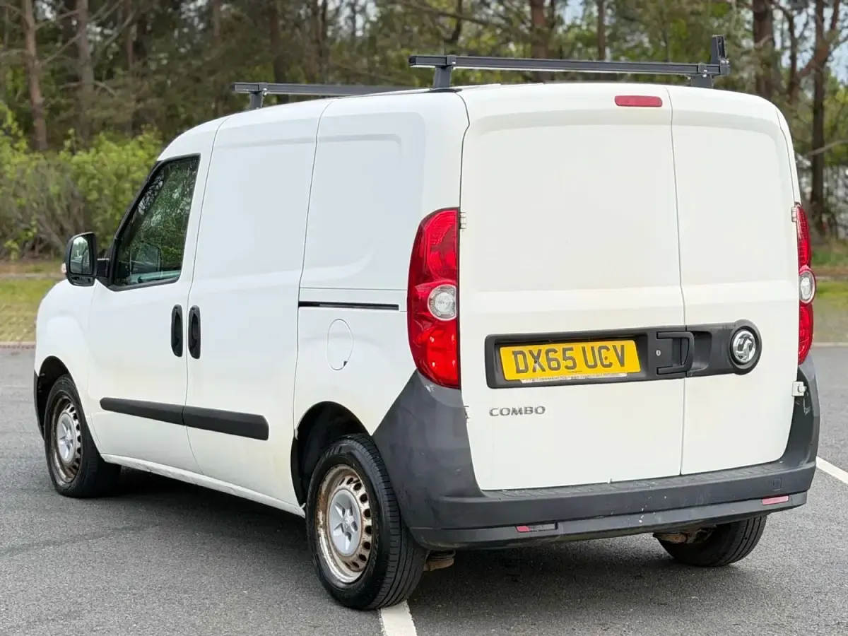 Usado Vauxhall Combo 89 HP (65 kW) 2015 Branco Monovolume