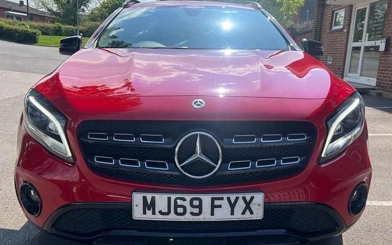 Used Mercedes GLA180 Urban 122 HP (89 kW) 2020 Red SUV