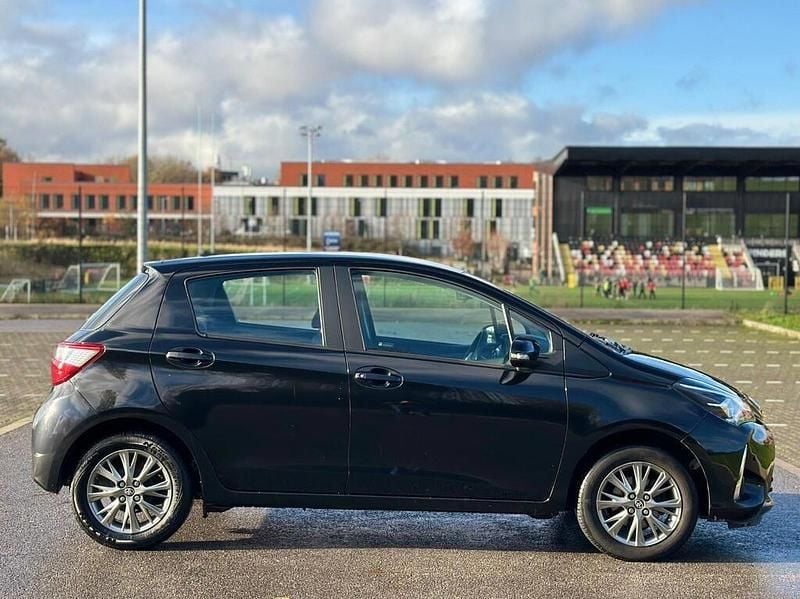 Used Toyota Yaris 69 HP (50 kW) 2017 Black Hatchback