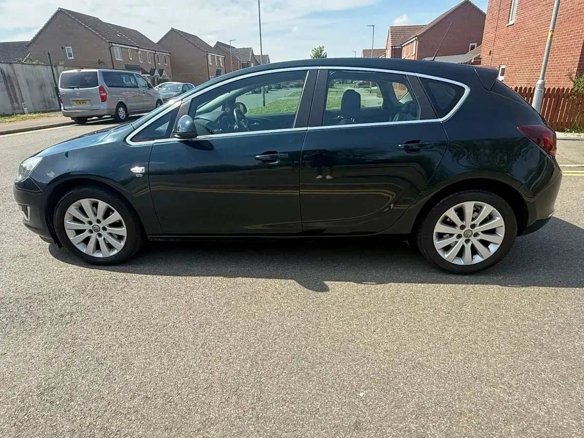 Used Vauxhall Astra Elite 165 HP (121 kW) 2014 Green Hatchback