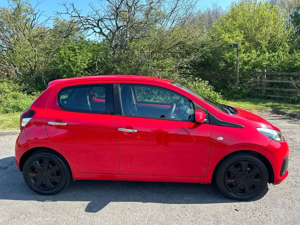 Used Peugeot 108 Active 68 HP (50 kW) 2015 Red Hatchback