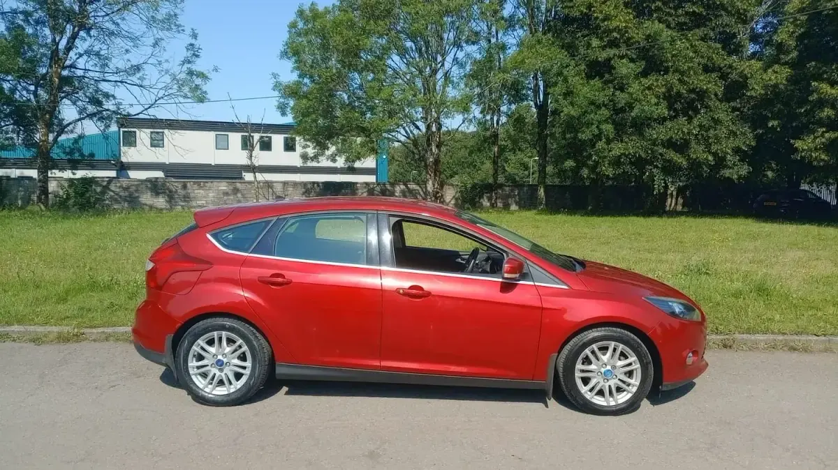 Used Ford Focus Titanium 125 HP (91 kW) 2012 Red Hatchback