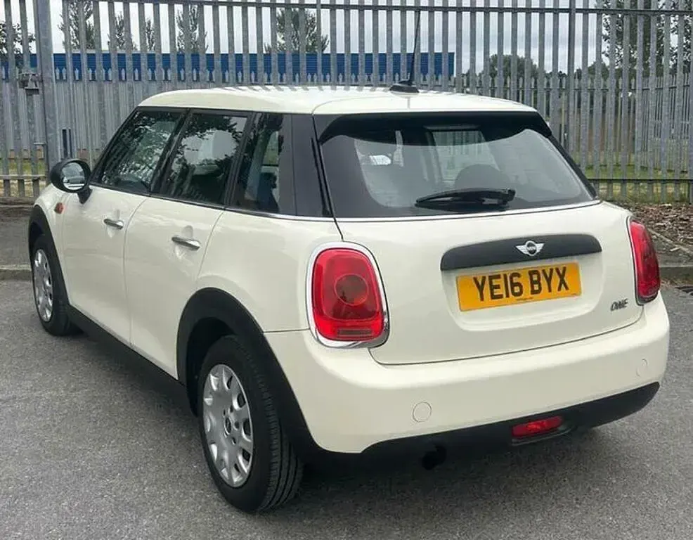 Used Mini ONE Hatch 102 HP (75 kW) 2016 White Hatchback