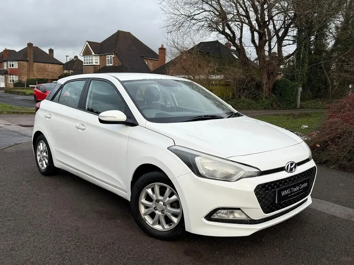 Used Hyundai i20 SE 84 HP (61 kW) 2016 White Hatchback