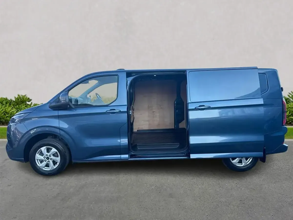 Usado Ford E-Transit Limited 100 kW (136 HP) 2024 Azul Van