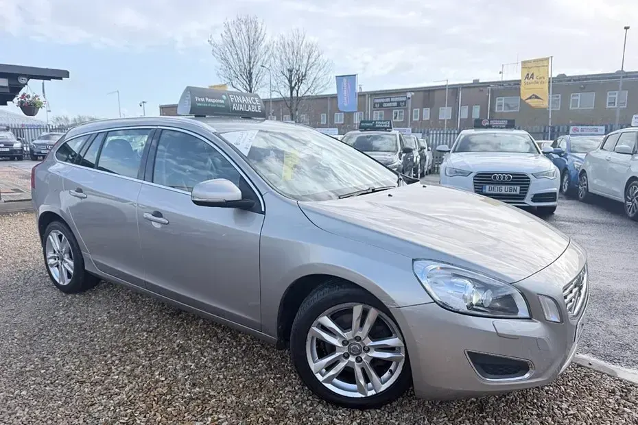 Usado Volvo V60 SE Lux 115 HP (84 kW) 2012 Dourado Carrinha