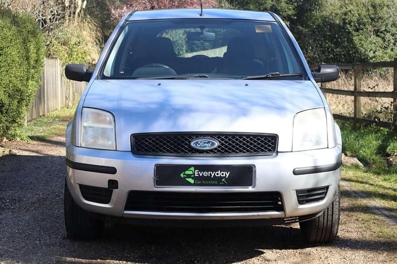 Used Ford Fusion 80 HP (58 kW) 2004 Silver Hatchback