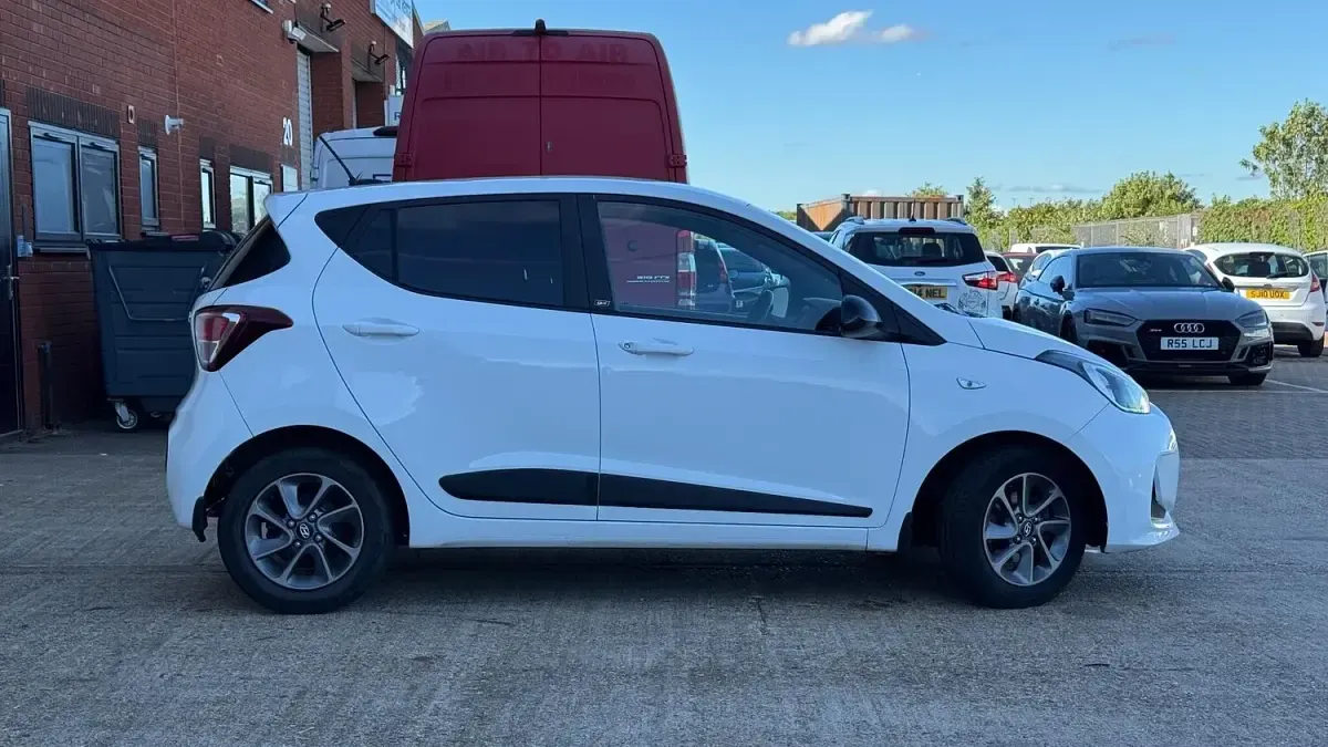 Used Hyundai i10 GO! 67 HP (49 kW) 2018 White Hatchback