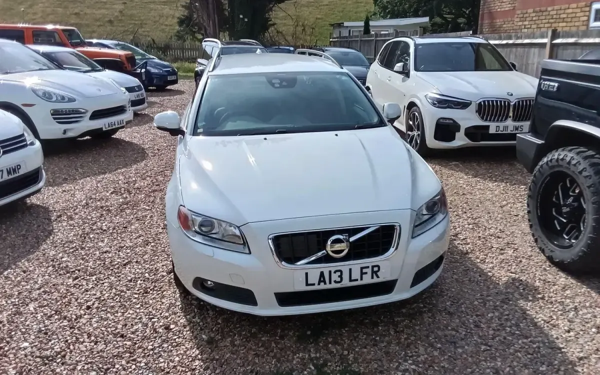 Used Volvo V70 SE 180 HP (132 kW) 2026 White Estate
