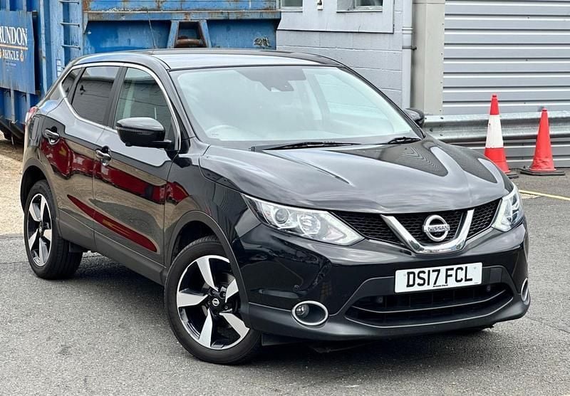Black Used 2017 Nissan Qashqai N-Connecta SUV | £9,499 (Good price) - Image 1/4