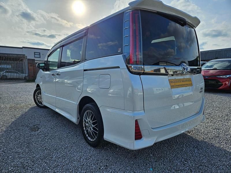 Begagnad Toyota Noah 2026 Vit Minibuss