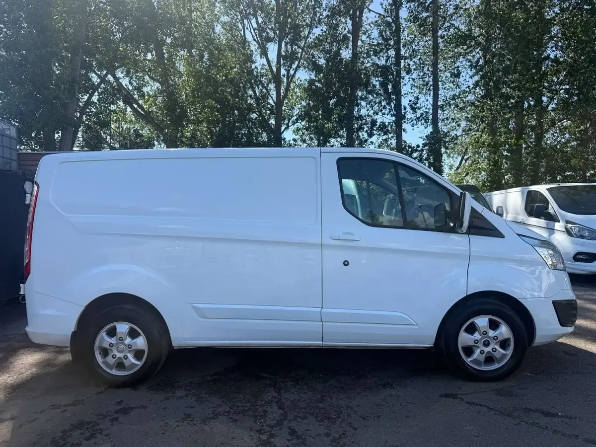 Used Ford Transit Custom Limited 125 HP (91 kW) 2015 White Van
