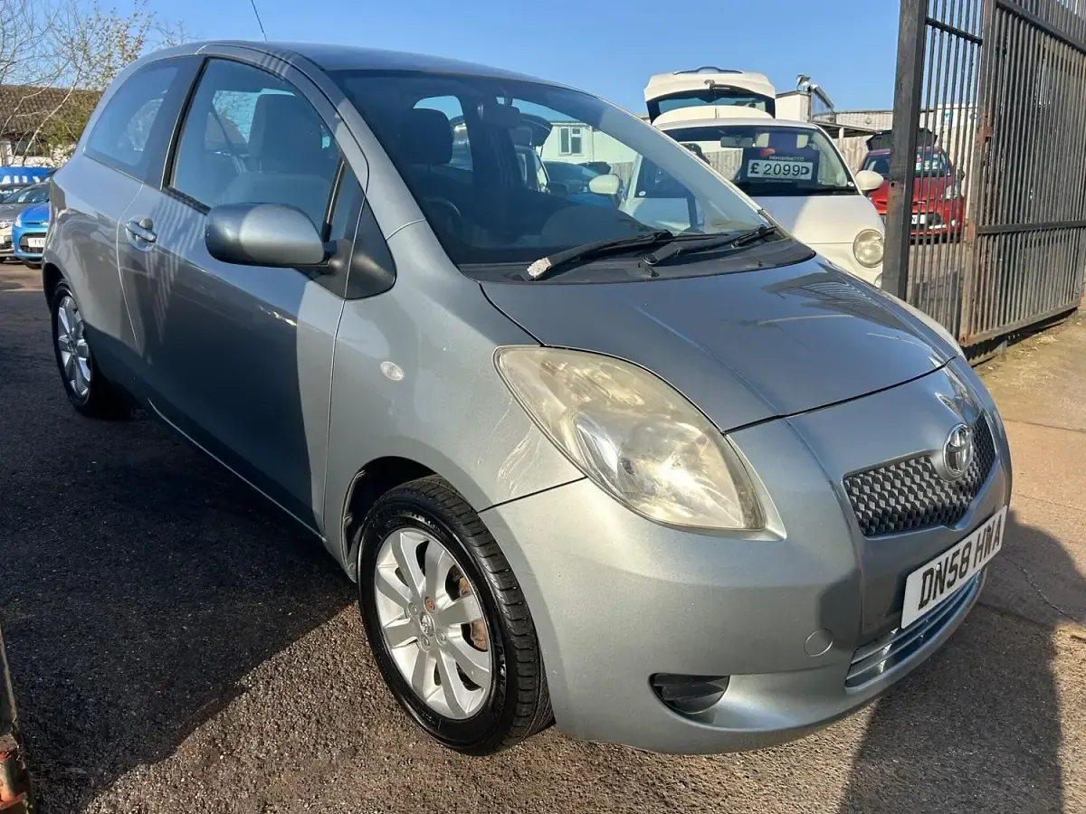 Used Toyota Yaris 101 HP (74 kW) 2009 Silver Hatchback
