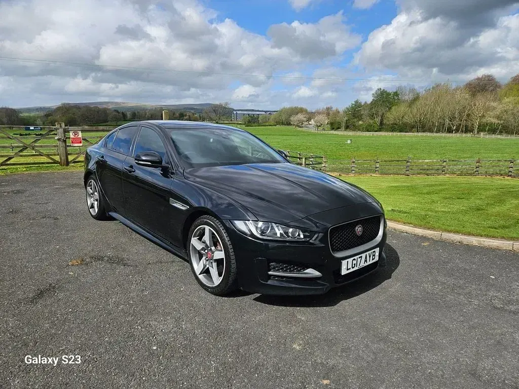 Używany Jaguar XE R-Sport 180 KM (132 kW) 2017 Czarny Sedan/Limuzyna