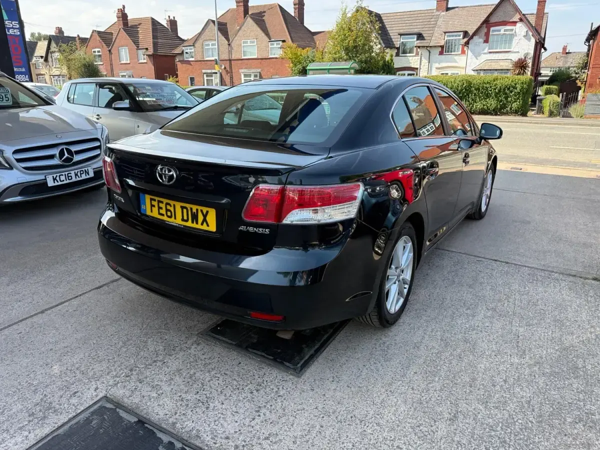 Used Toyota Avensis 126 HP (92 kW) 2011 Grey Sedan