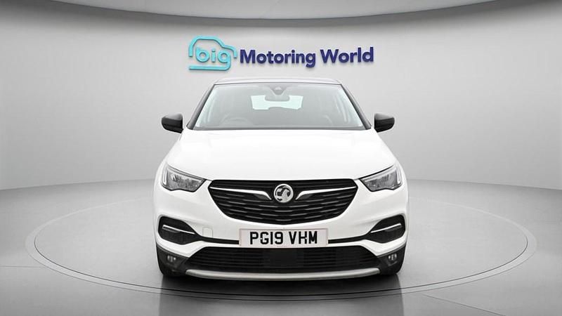 Used Vauxhall Grandland X Sport 130 HP (95 kW) 2019 White SUV