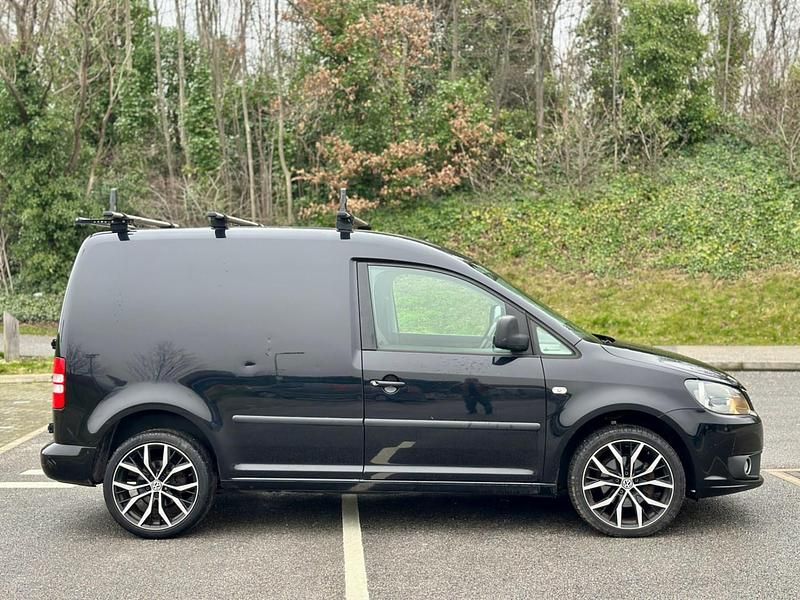 Begagnad VW Caddy Highline 102 HK (75 kW) 2014 Svart Minibuss