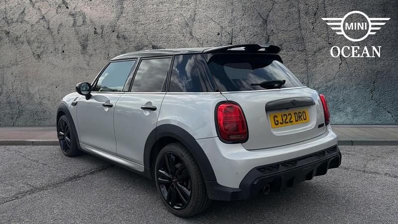 Usado Mini Cooper Hatch 134 CV (98 kW) 2022 Plateado Utilitario
