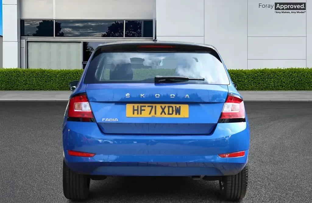 Begagnad Skoda Fabia Colour Edition 2021 Blå Halvkombi