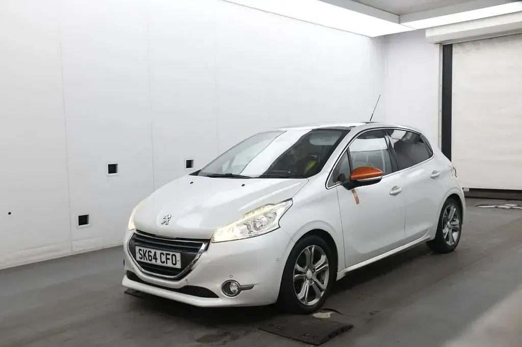 Used Peugeot 208 Roland Garros 82 HP (60 kW) 2014 White Hatchback