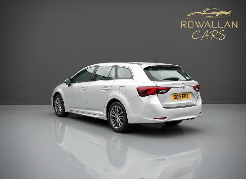 Used Toyota Avensis Business Edition 112 HP (82 kW) 2018 Silver Estate
