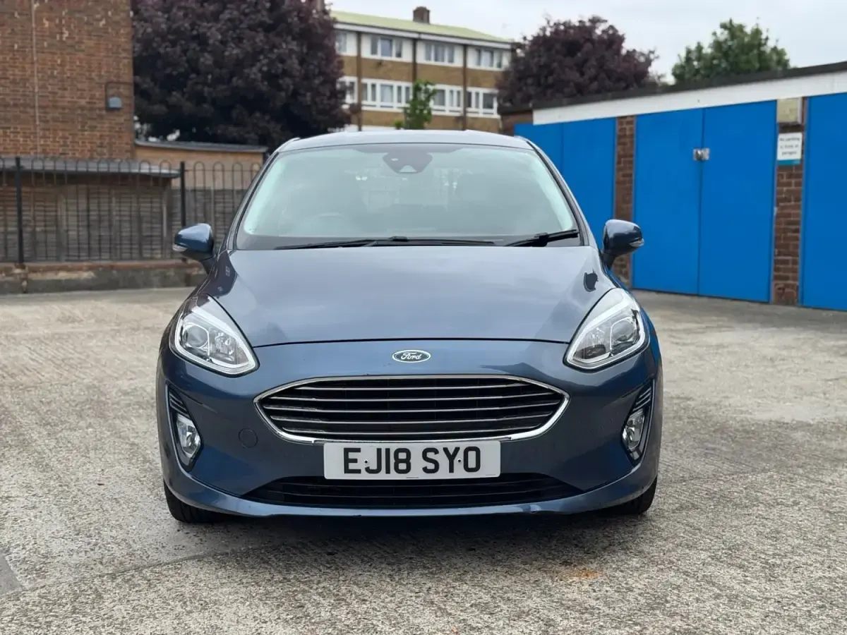 Second-hand Ford Fiesta Zetec 2018 Albastru Hatchback