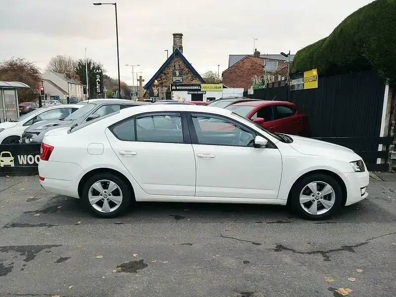 Begagnad Skoda Octavia GreenLine 110 HK (80 kW) 2014 Vit Halvkombi