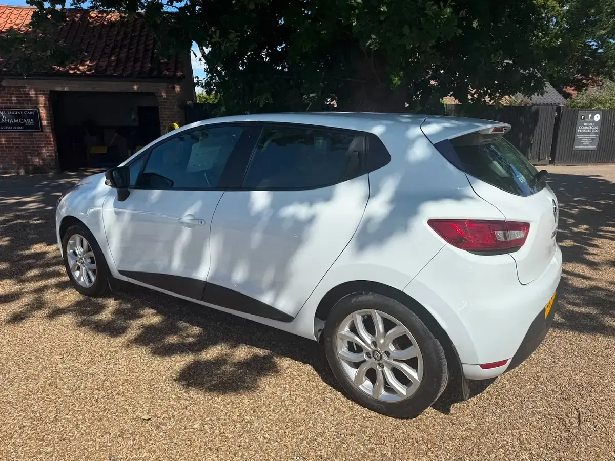 Used Renault Clio Play 75 HP (55 kW) 2017 White Hatchback