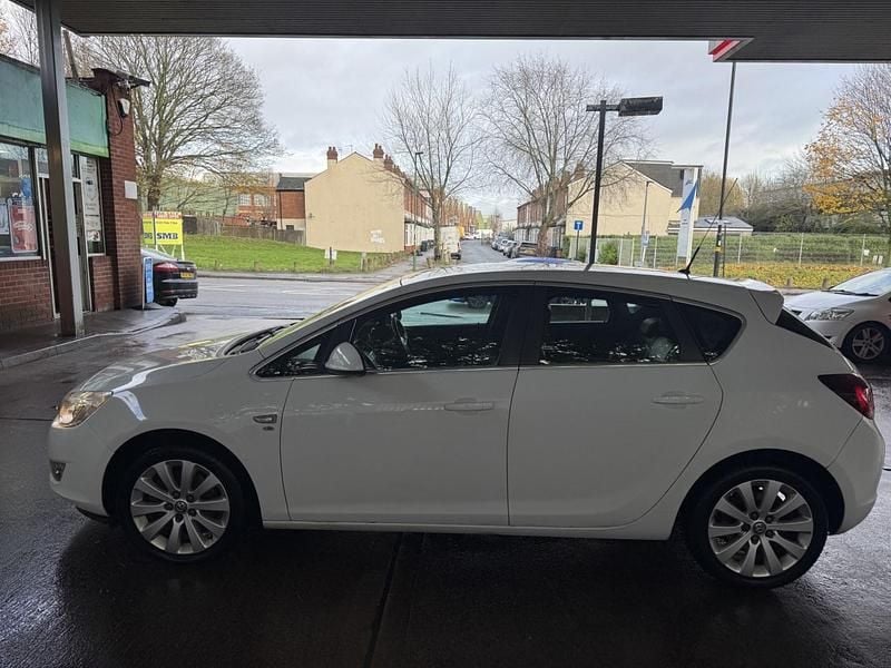 Used Vauxhall Astra Elite 165 HP (121 kW) 2011 White Hatchback