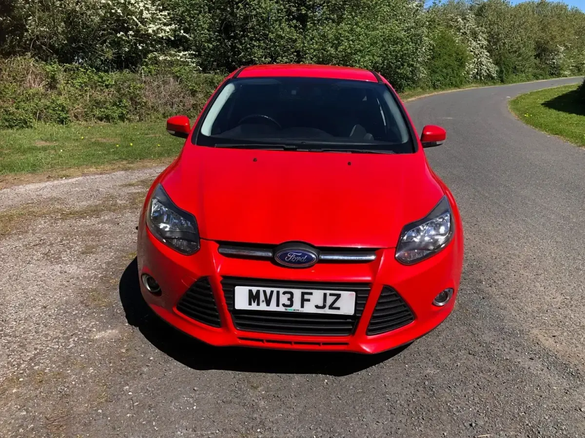 Usado Ford Focus Zetec 115 HP (84 kW) 2013 Vermelho Citadino