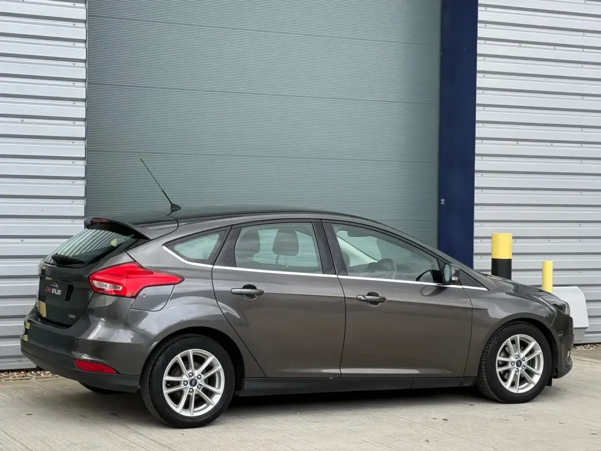 Begagnad Ford Focus Zetec 125 HK (91 kW) 2015 Grå Halvkombi