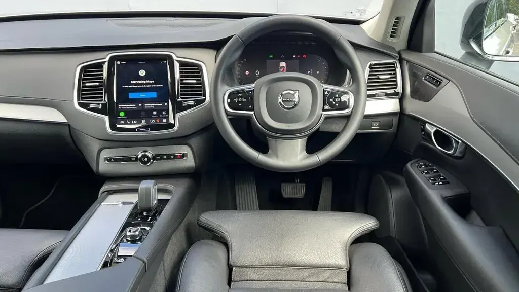 Used Volvo XC90 235 HP (172 kW) 2023 Silver SUV