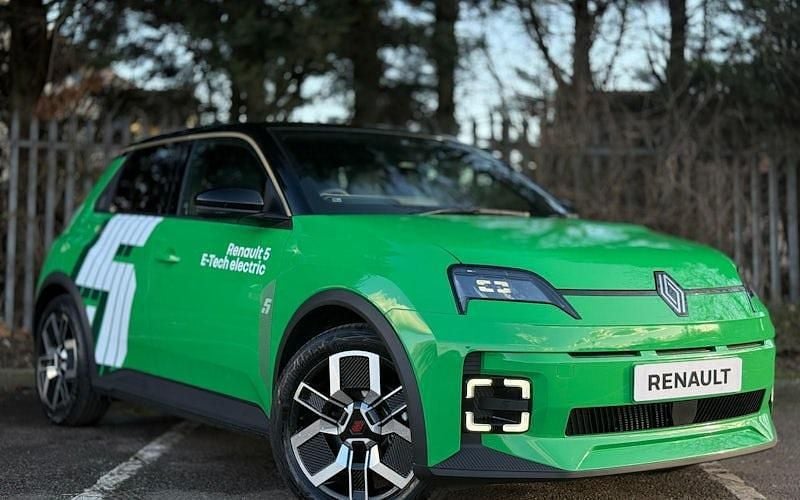 Twotone metallic pop green with black roof + red roof line Used 2025 Renault R5 Komfort Hatchback | £24,290 (Good price) - Image 1/4