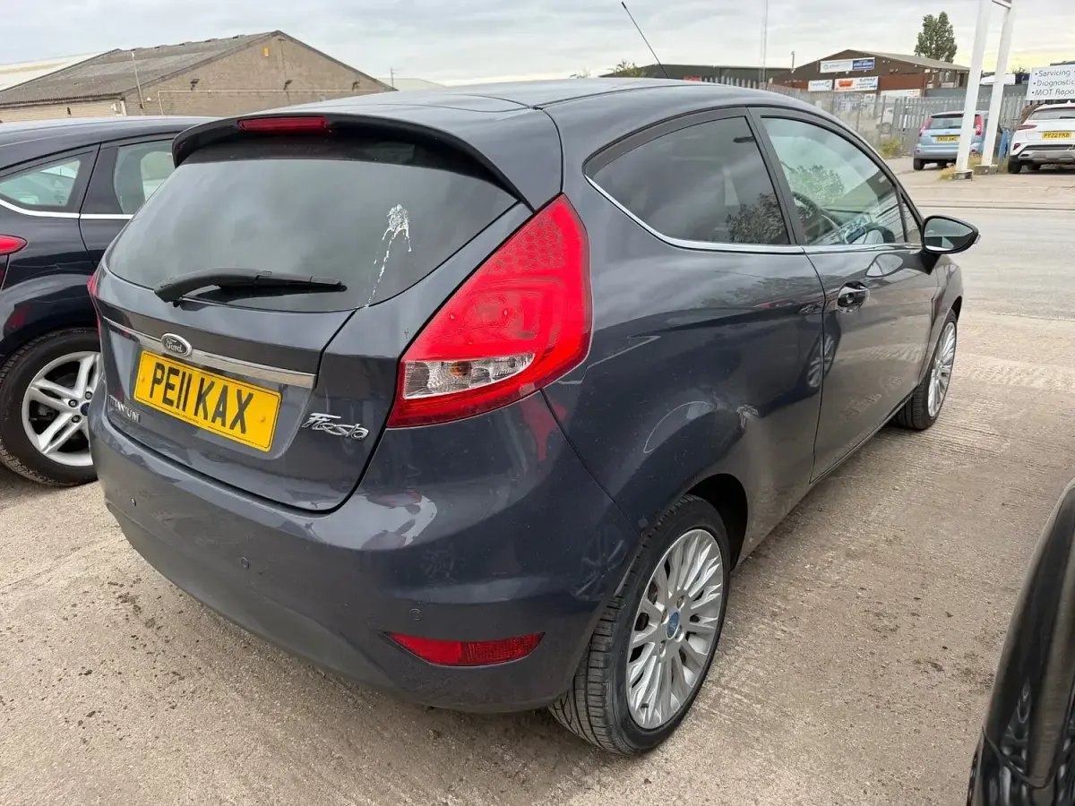 Used Ford Fiesta Titanium 96 HP (70 kW) 2011 Grey Hatchback