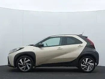 Used Toyota Aygo X 72 HP (52 kW) 2022 Beige SUV