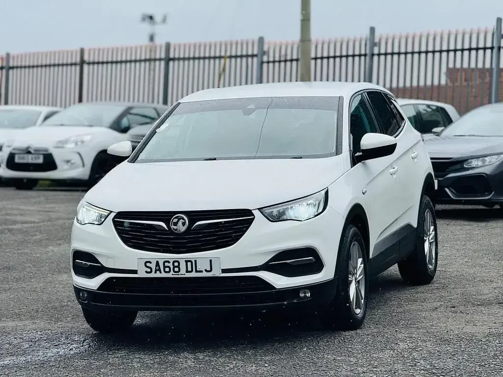 Used Vauxhall Grandland X S 120 HP (88 kW) 2018 White SUV