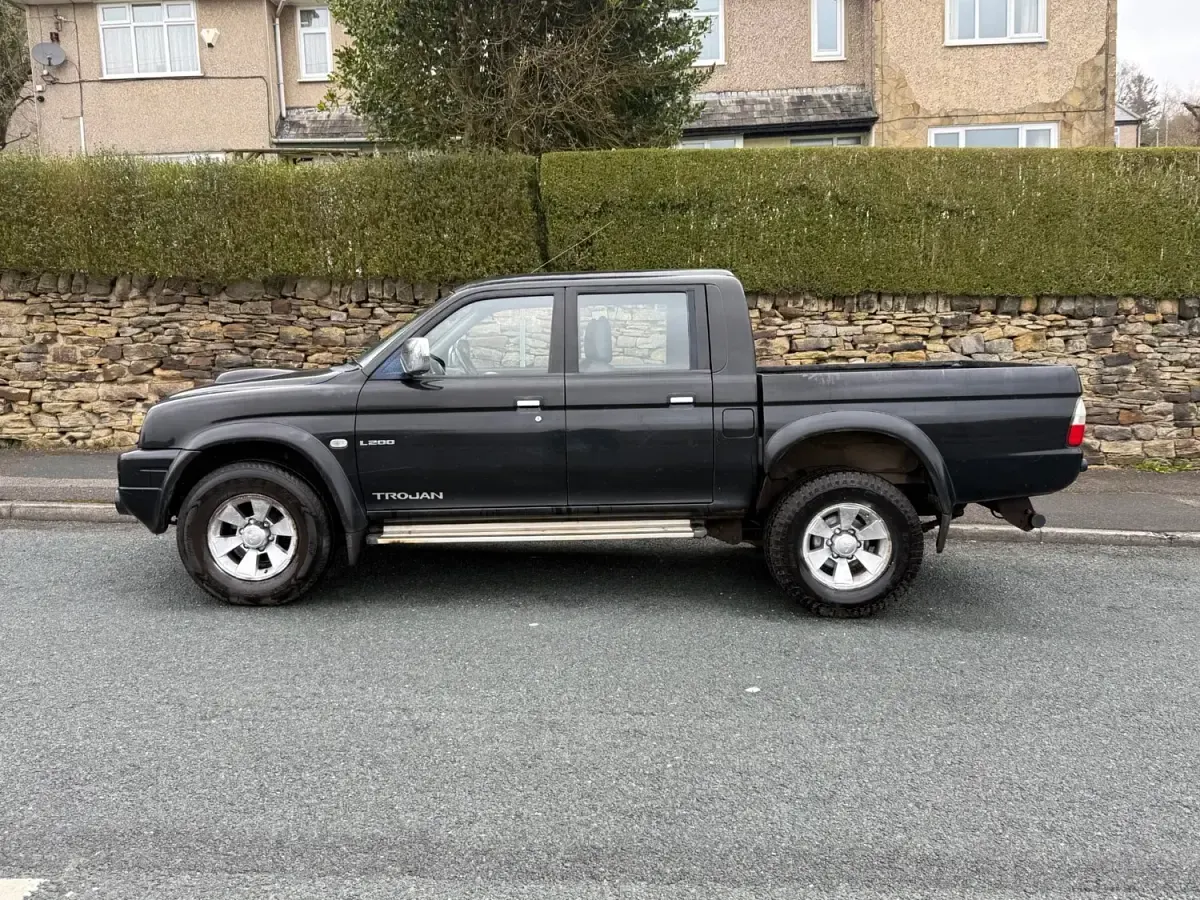 Usado Mitsubishi L200 113 CV (83 kW) 2006 Negro Pickup/Camioneta