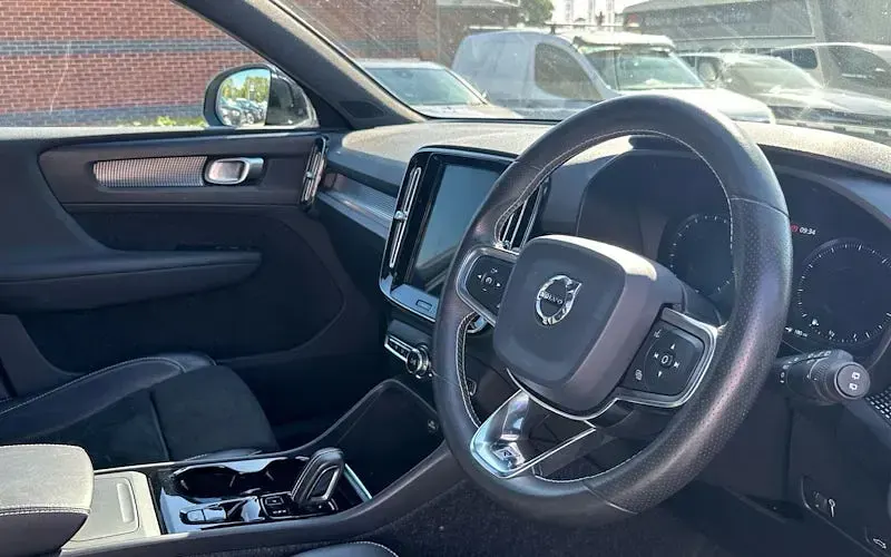 Used Volvo XC40 R-Design 190 HP (139 kW) 2019 Silver SUV