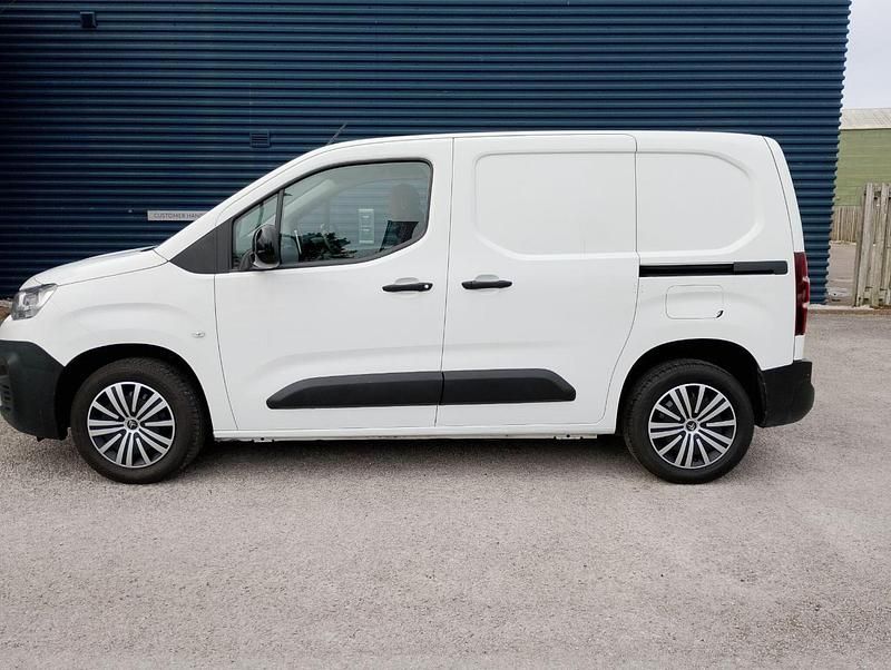 Used Citroën Berlingo 99 HP (72 kW) 2022 White MPV