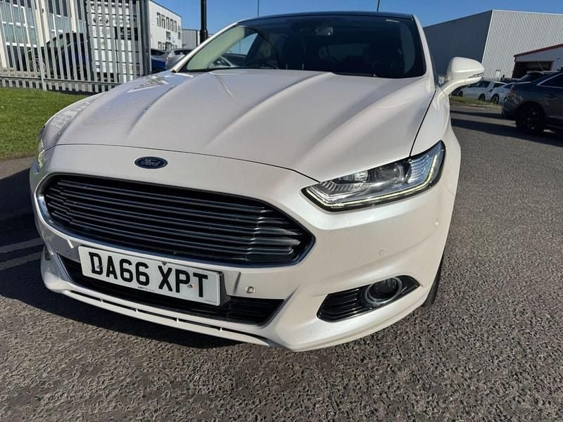 Used Ford Mondeo Titanium 180 HP (132 kW) 2016 White Hatchback