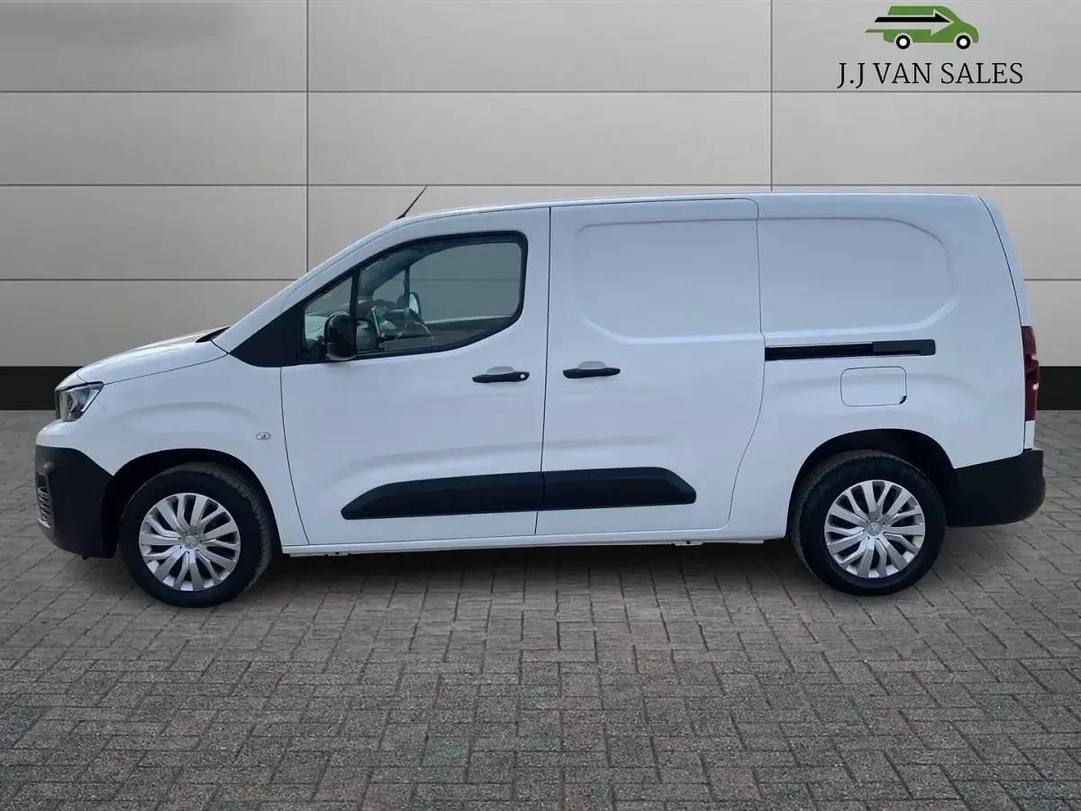Used Peugeot Partner 131 HP (96 kW) 2021 White MPV