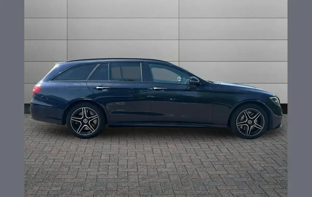 Usado Mercedes E300 AMG line 301 HP (221 kW) 2022 Azul Carrinha