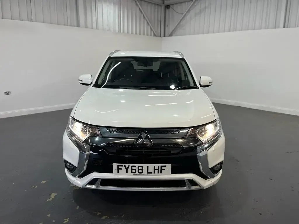 Used Mitsubishi Outlander P-HEV 209 HP (153 kW) 2018 White SUV