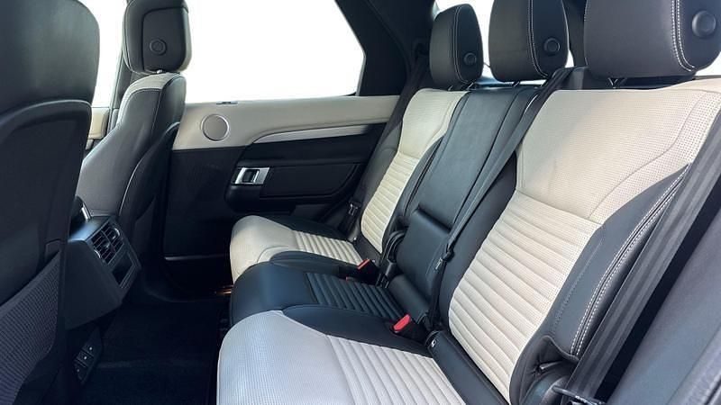 Used Land Rover Discovery 5 SE Dynamic 300 HP (220 kW) 2023 Santorini black SUV