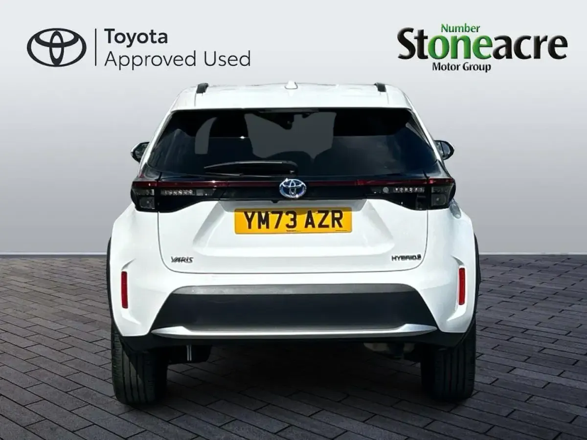 Used Toyota Yaris Hybrid Design 116 HP (85 kW) 2023 White Hatchback