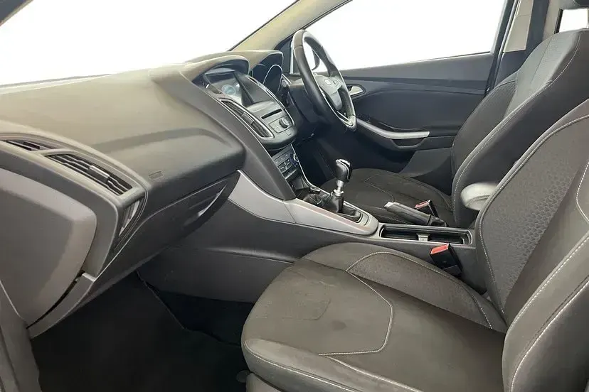 Used Ford Focus Zetec 118 HP (86 kW) 2017 Magnetic grey Hatchback